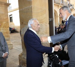 Su Majestad el Rey recibe el saludo de Don Carlos Zurita, duque de Soria