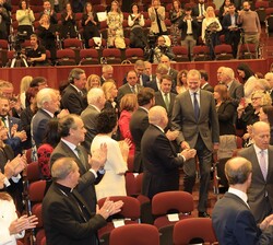 Su Majestad el Rey accede al Teatro de la Audiencia