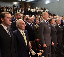 Don Felipe durante la interpretación del Himno Nacional