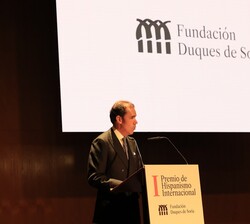 Su Majestad el Rey recibe el saludo del presidente del Patronato de la Fundación Duques de Soria, Rafael Benjumea
