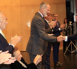 Su Majestad el Rey saluda al Sr. David Chipperfield , "Valedor del Hispanismo” a quien, seguidamente, le hara entrega de una distinción