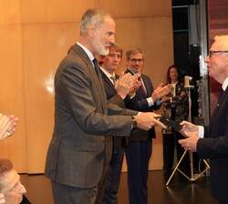 El Sr. David Chipperfield recibe de manos de Su Majestad el Rey la medalla que le distingue como “Valedor del Hispanismo”