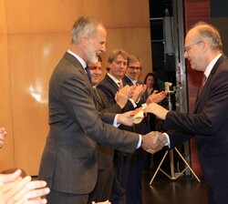 Su Majestad el Rey hace entrega al Sr. Johannes Kabatek, miembro correspondiente de la Real Academia Española por Alemania, del “I Premio Hispan