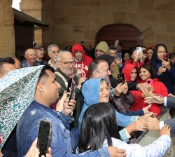 Su Majestad el Rey saluda al público congregado a su salida del Teatro de la Audiencia