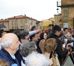 Don Felipe recibe el cariño de los ciudadanos de Soria que quisieron saludarle a su salida del Teatro de la Audiencia