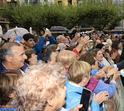 Su Majestad el Rey en las calles de Soria saluda a los ciudadanos que quisieron estrecharle la mano