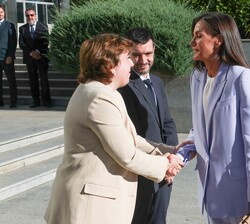 La Reina a su llegada a la Casa de la Radio es recibida a su llegada por el ministro de Derechos Sociales, Consumo y Agenda 2030, Pablo Bustinduy, y p