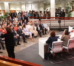Doña Letizia durante el enicio del programa ‘Las mañanas de RNE’ con Mamen Asencio