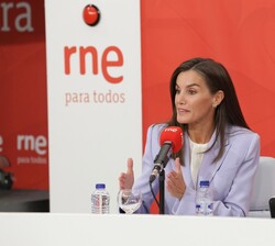La Reina en directo en la presentación del nuevo servicio pionero de radio para personas sordas, ‘RNE para todos’
