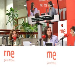 La Reina en la emisión del servicio pionero de radio para personas sordas, ‘RNE para todos’