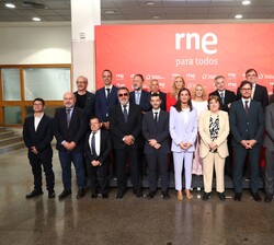 Doña Letizia con los responsables de la emisión de ‘RNE para todos’