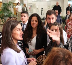 Doña Letizia conversó con las personas sordas asistentes