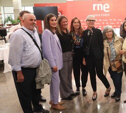La Reina con los trabajadores de RNE