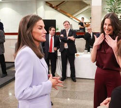 Doña Letizia con las intérpretes para las personas sordas