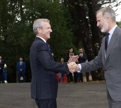 Su Majestad el Rey recibe el saludo del presidente de la Xunta de Galicia, Alfonso Rueda