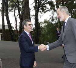 Su Majestad el Rey recibe el saludo del ministro de la Presidencia Justicia y Relaciones con las Cortes, Félix Bolaños