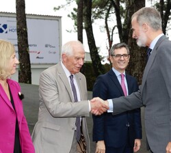 Su Majestad el Rey recibe el saludo de Josep Borrell, alto representante de la Unión para Asuntos Exteriores y Política de Seguridad y vicepresidente 