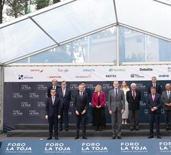 Su Majestad el Rey junto a las autoridades, patrocinadores y premiado en la VI edición del Foro La Toja-Vínculo Atlántico