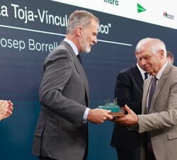 Su Majestad el Rey hace entrega del Premio “Foro La Toja-Josep Piqué” a Josep Borrell, alto representante de la Unión para Asuntos Exterio