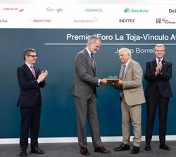 Josep Borrell recibe, de manos de Su Majestad el Rey, una reproducción del Puente de la Toja realizado por un artesano gallego que le acredita como ga