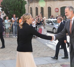 Su Majestad el Rey recibe el saludo de la presidenta de la Junta de Extremadura, María Guardiola