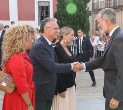 Su Majestad el Rey recibe el saludo del delegado del Gobierno en la Comunidad Autónoma de Extremadura, José Joaquín Quintana