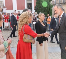 Su Majestad el Rey recibe el saludo de la la alcaldesa de Trujillo, María Inés Rubio