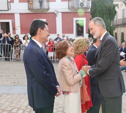 Su Majestad el Rey recibe el saludo de la directora de la Real Academia de la Historia, Carmen Iglesias