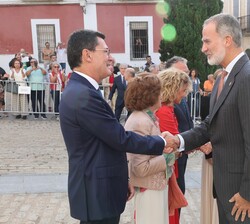 Su Majestad el Rey recibe el saludo del presidente de la Fundación Obra Pía de los Pizarro, Hernando de Orellana-Pizarro 