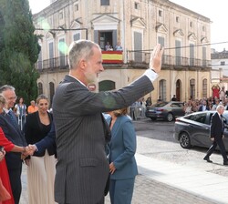 Don Felipe responde al cariño recibido a su llegada a Trujillo