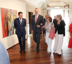 Su Majestad el Rey accede al interior del Palacio de los Barrantes-Cervantes