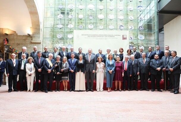 Su Majestad el Rey acompañado de una representación de miembros de las Academias Hispanoamericanas de la Historia