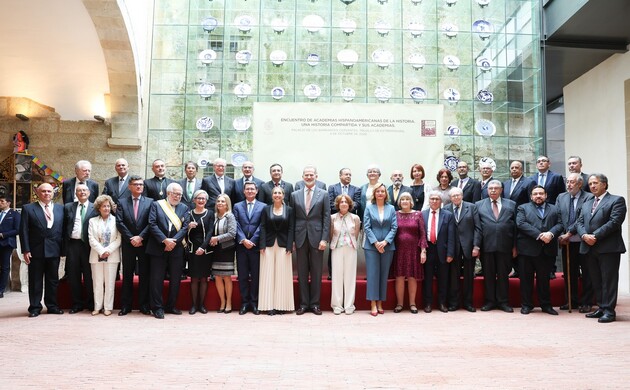 Su Majestad el Rey acompañado de una representación de miembros de las Academias Hispanoamericanas de la Historia