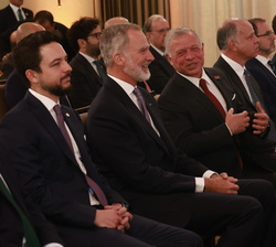 Su Majestad el Rey junto a Su Majestad el Rey Abdalá, acompañados por Sus Altezas Reales el Príncipe Heredero y el Príncipe Faisal bin Al Hussein, dur