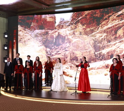 Actuación musical de Laura Vital, una de las figuras más representativas del panorama Flamenco, y Diana Karazon, cantante y actriz jordana, en la pres