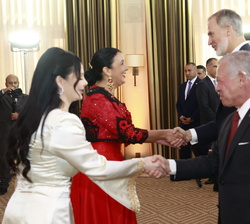 Sus Majestades los Reyes Don Felipe y Abdalá reciben el saludo de Laura Vital, una de las figuras más representativas del panorama Flamenco, y Diana K