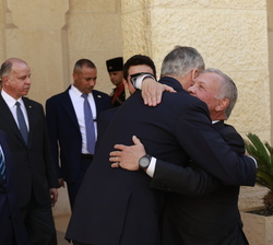 Su Majestad el Rey se despide de Su Majestad el Rey de Jordania