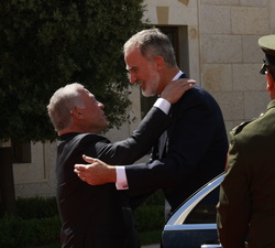 Su Majestad el Rey es recibido por Su Majestad el Rey Abdalá II a su llegada al Palacio de Al Hussainiya 