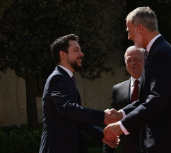 Su Majestad el Rey recibe el saludo de Su Alteza Real el Príncipe Heredero Al Hussein bin Abdullah II, a su llegada al Palacio de Al Hussainiya 