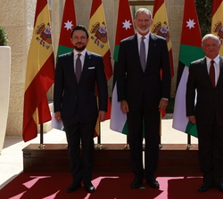 Su Majestad el Rey junto a Su Majestad el Rey Abdalá II, acompañados por Su Alteza Real el Príncipe Heredero Al Hussein bin Abdullah II, durante la ce