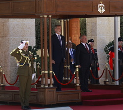 Su Majestad el Rey junto a Su Majestad el Rey Abdalá II durante la interpretación de los Himnos Nacionales de los dos países