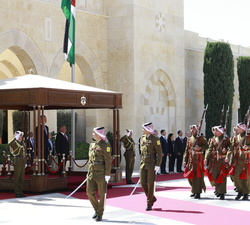 Su Majestad el Rey junto a Su Majestad el Rey Abdalá durante el desfile de la fuerza que le rendian honores