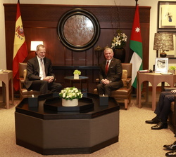 Su Majestad el Rey junto a Su Majestad el Rey Abdalá, acompañados por Sus Altezas Reales el Príncipe Heredero y el Príncipe Faisal bin Al Hussein, dur
