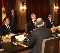 Su Majestad el Rey junto a Su Majestad el Rey Abdalá, acompañados por las delegaciones de los dos países, durante el encuentro
