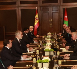 Su Majestad el Rey junto a Su Majestad el Rey Abdalá, acompañados por las delegaciones de los dos países, durante el encuentro
