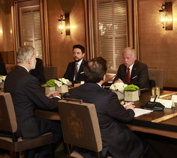 Su Majestad el Rey junto a Su Majestad el Rey Abdalá, acompañados por las delegaciones de los dos países, durante el encuentro