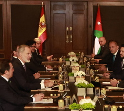 Su Majestad el Rey junto a Su Majestad el Rey Abdalá, acompañados por las delegaciones de los dos países, durante el encuentro