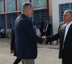 Su Majestad el Rey es recibido por el Su Alteza Real el Príncipe Faisal bin Al Hussein a su llegada al campo de refugiados de Baqa’a