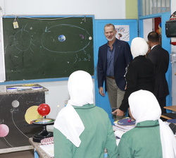 Su Majestad el Rey visita un aula de ciencias de la escuela del campo de refugiados