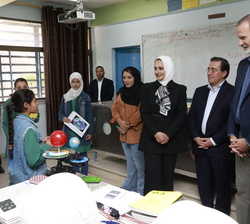 Su Majestad el Rey conversa con una niña del aula de ciencias de la escuela del campo de refugiados